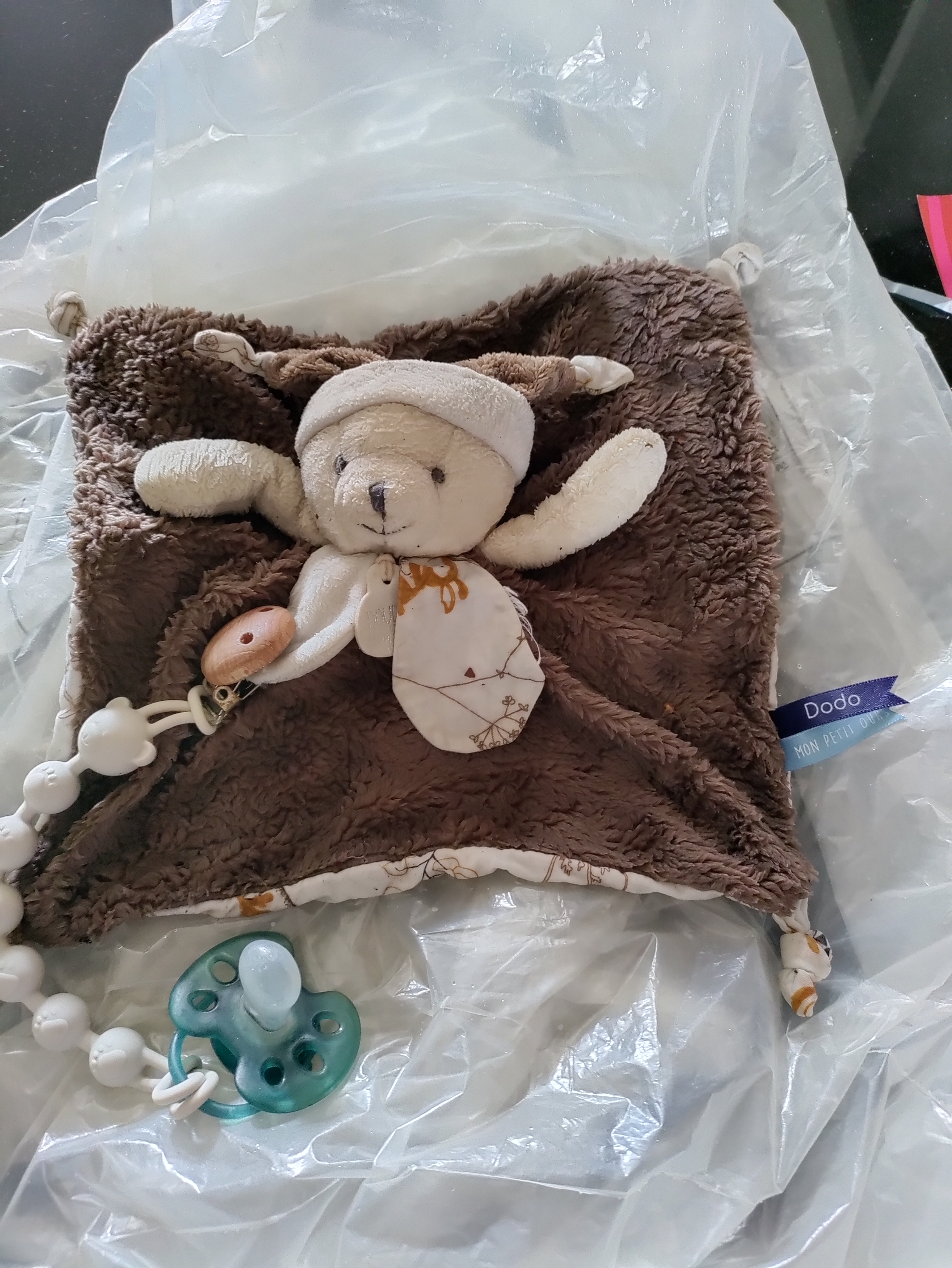 Doudou trouvé – Ours beige et marron avec attache-tétine — Lyon