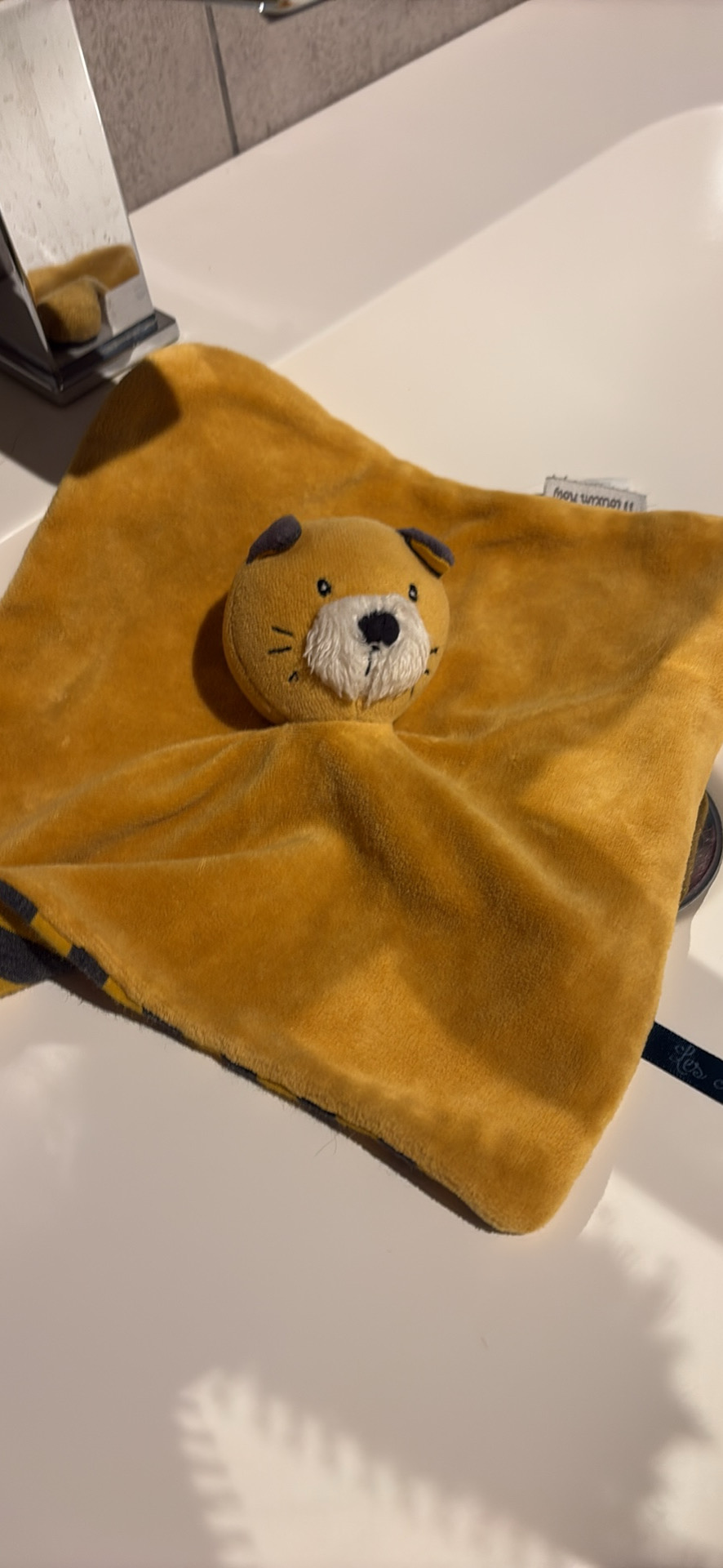 Doudou jaune réparé avec tissu le coq sportif — Vallant-Saint-Georges