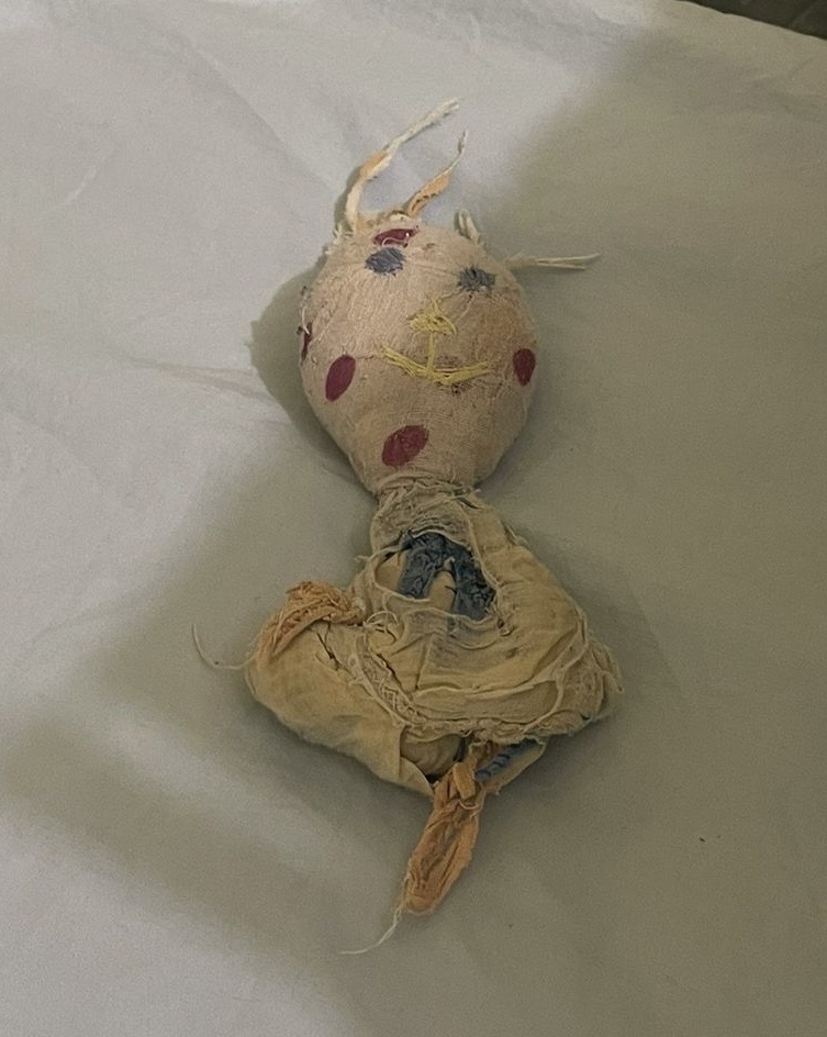 Lapin jaune avec tête blanche à pois violets — Croix